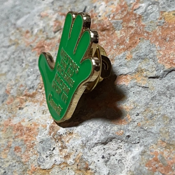 🏹3/$45🏹 épinglette mettons fin au racisme / racism stop it pin - Picture 2 of 3